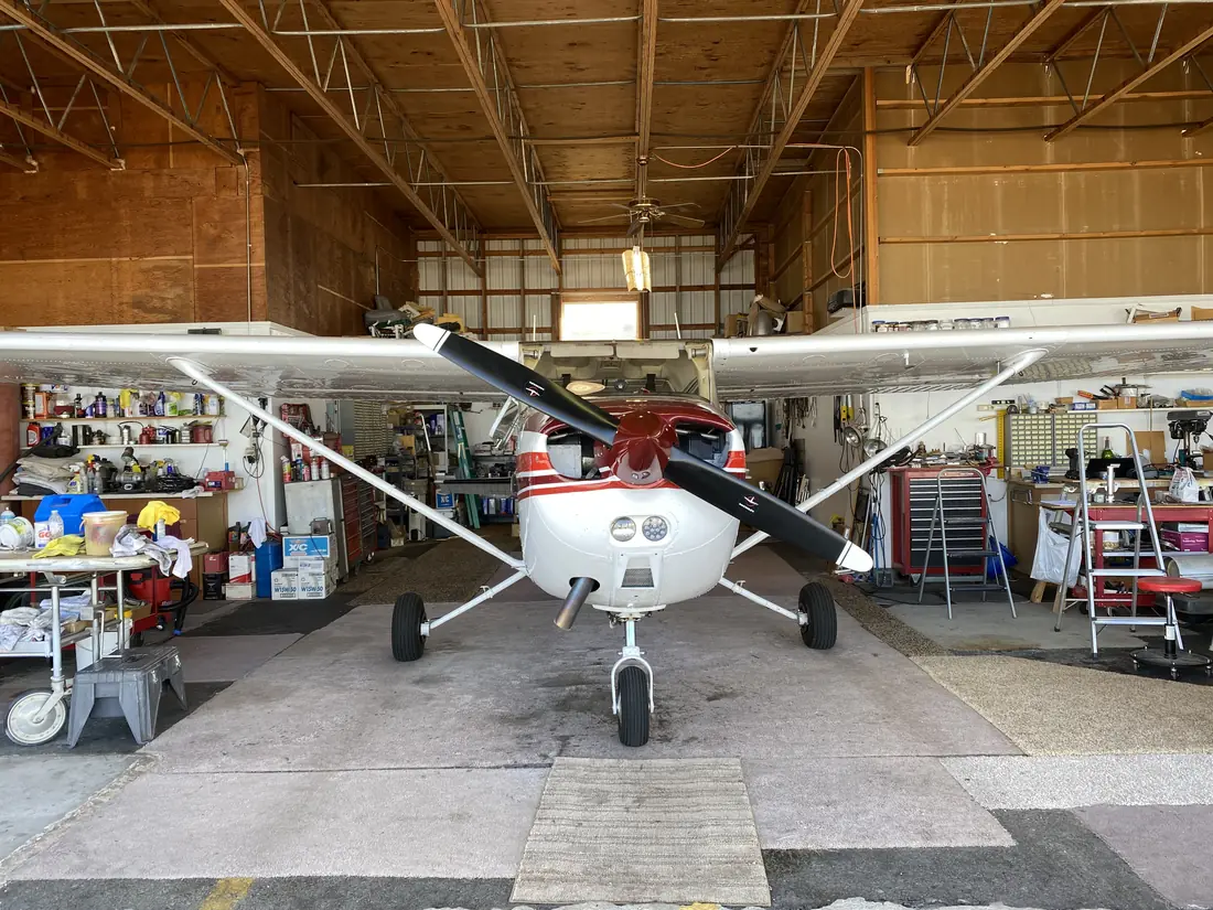 Cessna 172 N6486J in the hangar